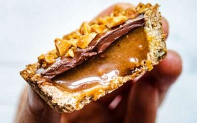 Vegan granola cups with peanut caramel