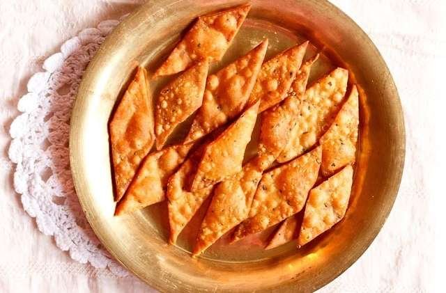 Namak Para | Namak Pare (Spiced Diamond Cuts)