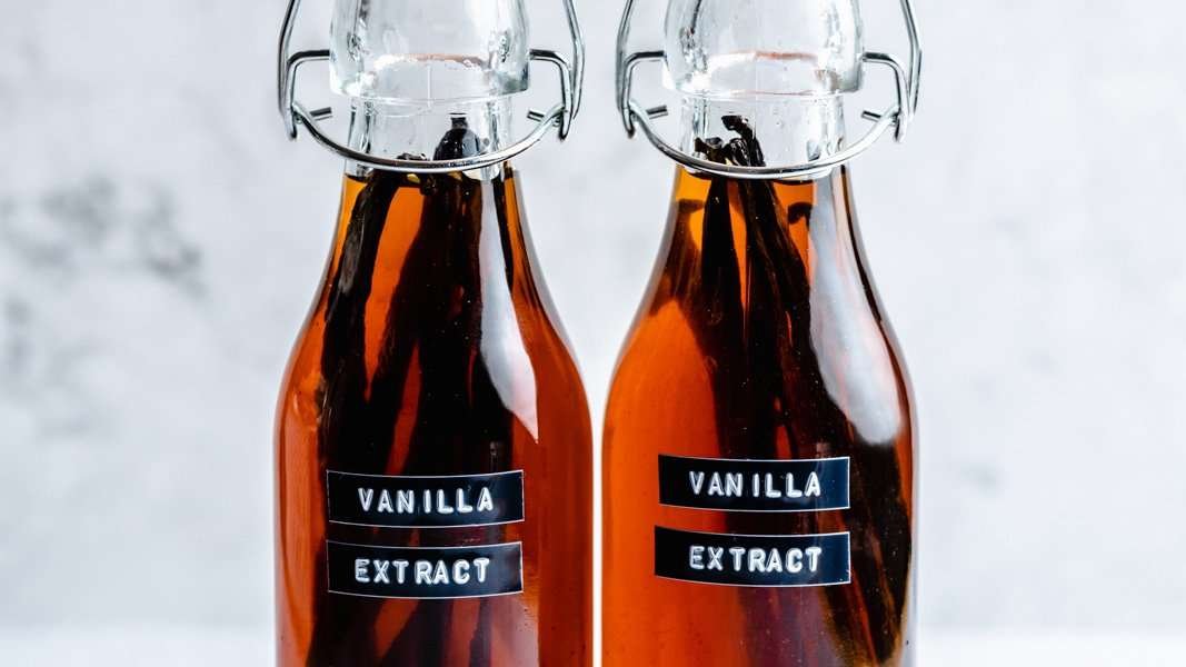How to Make Vanilla Extract (with 2 ingredients!)