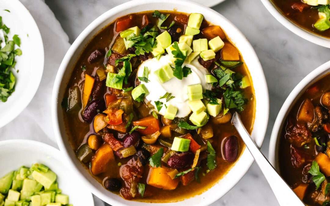Ultimate Vegetarian Chili – Downshiftology