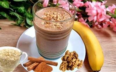 Healthy breakfast for weight loss, banana smoothie with oats. No egg, no milk, no sugar!