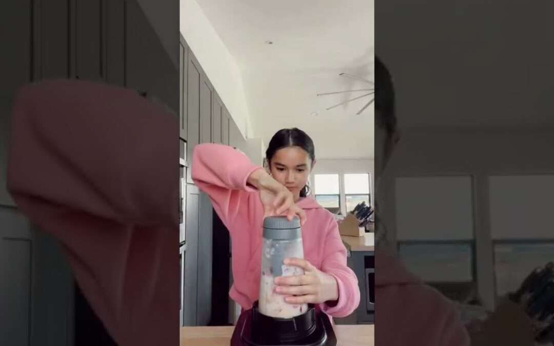 Pretty Pink Smoothie Bowl! #smoothiebowl #shorts